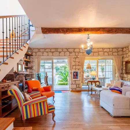 Villa Luxury Duplex W Pool And Garden In *