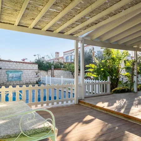 Willa Luxury Duplex W Pool And Garden In Alaçatı